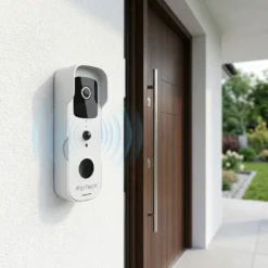 Бял смарт видео звънец FipTec, монтиран на външна стена до входна врата, илюстриращ активна работа чрез сигнални вълни. Продуктът гарантира надеждна охрана на входа и пълно спокойствие за вашето семейство чрез интелигентен контрол.