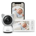 Комплект смарт видео бебефон FipTec на бял фон: Wi-Fi камера с дизайн на котка, родителски монитор и смартфон с приложение, показващи спящо бебе. Дискретна защита и пълно спокойствие.