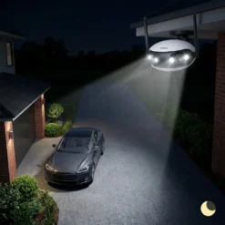 Външна панорамна WiFi камера FipTec LO18 с мощни LED прожектори осветява автомобил в тъмна алея, осигурявайки надеждна нощна охрана и пълна сигурност за вашето спокойствие.