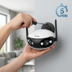 Ръце монтират панорамна WiFi камера FipTec LO18 на стена с отвертка за бърза петминутна инсталация, осигурявайки надеждна защита и сигурност без сложни системи за вашето пълно спокойствие.