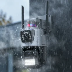 Външна водоустойчива WiFi камера FipTec LO23, подложена на силен дъжд, демонстрираща своята издръжливост при тежки атмосферни условия. Осигурете си надеждна защита и пълно спокойствие за дома, независимо от времето навън.