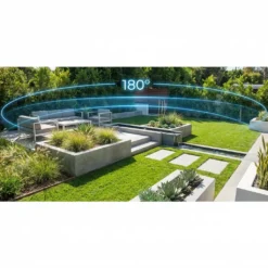 Панорамна 180-градусова гледка към модерна градина с мека мебел и зелена морава, заснета от камера FipTec, осигуряваща пълна защита и сигурност за вашия имот и спокойствие за семейството.