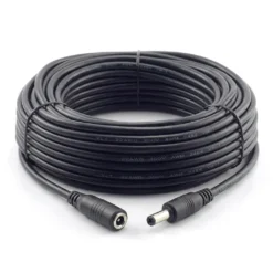 Дълъг черен захранващ удължителен кабел FipTec за WiFi охранителни камери, навит на руло върху бял фон. Осигурете лесно захранване и надеждна защита за Вашия дом и пълно спокойствие.