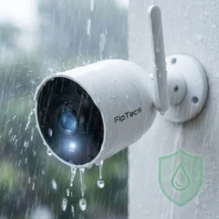 Бяла външна смарт WiFi камера FipTec, демонстрираща своята водоустойчивост и надеждност при силен дъжд. Осигурете си надеждна охрана и интелигентна сигурност за вашето пълно спокойствие при всякакви метеорологични условия.