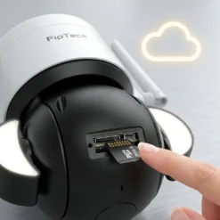 Близък план на поставяне на MicroSD карта в бяла външна въртяща се смарт WiFi камера FipTec, илюстриращ възможностите за локално и облачно съхранение на данни. Осигурете си надеждна охрана и интелигентна сигурност за вашето пълно спокойствие чрез сигурен запис на всяко важно събитие.