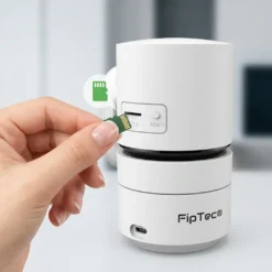 Ръка поставя MicroSD карта в бяла вътрешна смарт WiFi камера FipTec за локално съхранение на видео записи. Осигурете си надеждна охрана и интелигентна сигурност за вашето пълно спокойствие у дома.