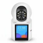 Бяла вътрешна смарт WiFi камера FipTec с вграден LCD екран и бутони за видео разговори, представена на изчистен бял фон. Осигурете си надеждна охрана и интелигентна сигурност за вашето пълно спокойствие у дома.