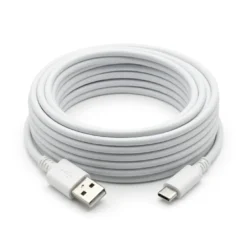 Бял USB-C захранващ кабел FipTec за охранителни камери, навит върху чист бял фон. Осигурява стабилна и надеждна връзка за вашата система за сигурност, гарантирайки ви ежедневно спокойствие и защита.