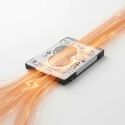 Твърд диск Seagate за системи FipTec, показан със светлинни лъчи, символизиращи бърз трансфер на данни и висока производителност. Осигурете надеждна защита и спокойствие чрез лесен контрол върху вашите записи.