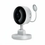 Модерен бял смарт бебефон FipTec с гъвкав сензор и изчистен дизайн, заснет на чист бял фон. Осигурява интелигентно видеонаблюдение за вашето дете и пълно спокойствие за дома с лесен контрол.