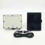 Индивидуален комплект соларен LED прожектор FipTec с отделен фотоволтаичен панел и свързващ кабел на бял фон. Осигурете си надеждна външна защита и пълно спокойствие чрез лесен монтаж.