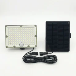 Индивидуален комплект соларен LED прожектор FipTec с отделен фотоволтаичен панел и свързващ кабел на бял фон. Осигурете си надеждна външна защита и пълно спокойствие чрез лесен монтаж.