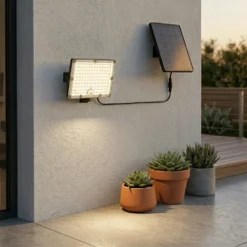 Мощен соларен LED прожектор FipTec с отделен соларен панел, монтиран на външна фасада. Осветителното тяло осигурява надеждна сигурност и отлична видимост в двора през нощта за Вашето пълно спокойствие.