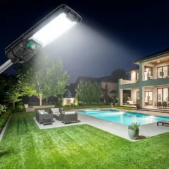 Соларна LED лампа FipTec осветява мощно модерен двор с басейн и къща през нощта, осигурявайки надеждна външна охрана за вашето пълно спокойствие и дискретна сигурност.