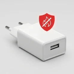 Бял захранващ адаптер FipTec 5V/2A с червен защитен щит срещу прегряване, гарантиращ максимална безопасност за вашите безжични охранителни камери и пълно спокойствие за вашия дом.