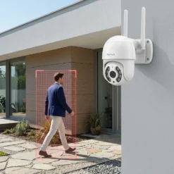 WiFi система за видеонаблюдение FipTec Protect 4 с интелигентно засичане на движение пред модерен дом. Функцията за AI проследяване осигурява надеждна защита на имота и вашето пълно спокойствие.