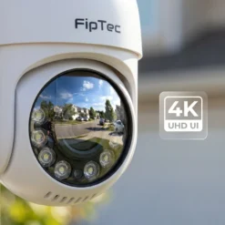 Външна камера FipTec Protect Max 4K UHD с детайлно отражение на спокоен квартал в обектива, осигуряваща безкомпромисна охрана и защита за вашия дом и пълно спокойствие за семейството.