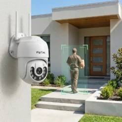Бяла въртяща се WiFi камера FipTec Protect Max 4K UHD, монтирана на стена, засича и проследява движението на куриер пред дома, осигурявайки надеждна защита и интелигентен контрол за вашето спокойствие.