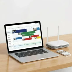 Лаптоп на бюро показва цветния интерфейс за преглед на записи от WiFi система FipTec Vision Pro 4. NVR устройството осигурява надеждна защита и лесен контрол за вашето спокойствие.