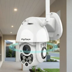 Бяла въртяща се PTZ WiFi камера FipTec Vision Pro 4, монтирана под козирка на къща за пълно покритие. Осигурете си интелигентна защита и ежедневно спокойствие с лесен контрол през телефона.