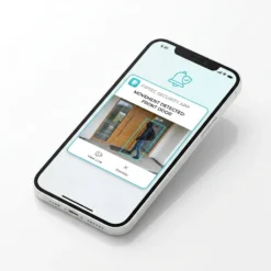 Смартфон с отворено известие от приложението на FipTec Vision Pro 4 за засечено движение пред входната врата. Интелигентната WiFi камера гарантира надеждна защита и денонощно спокойствие за семейството.