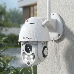 Водоустойчива външна WiFi камера FipTec Vision Pro 8 със светещи LED диоди, работеща безотказно под силен дъжд. Осигурете си надеждна защита и пълно спокойствие за дома при всякакви климатични условия.