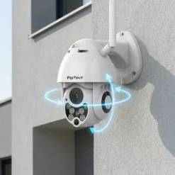 Бяла въртяща се PTZ WiFi камера от системата FipTec Vision Pro 8, монтирана на външна стена. Интелигентното движение осигурява цялостна охрана на имота и пълно спокойствие за вашето семейство.