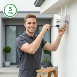 Усмихнат мъж монтира безжична WiFi камера FipTec на външна стена само за 5 минути. Изберете лесна DIY инсталация за бърза сигурност и пълно спокойствие за вашия дом.