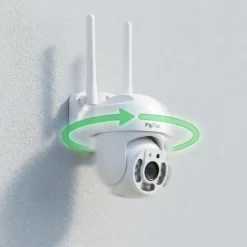 Бяла въртяща се WiFi камера FipTec с две антени, монтирана на стена, показваща възможност за 360-градусово наблюдение чрез зелена стрелка. Осигурете пълна защита и лесен контрол над дома си.