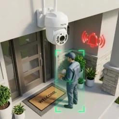 Външна WiFi камера FipTec, монтирана над входната врата, засичаща човек и изпращаща смарт известие за сигурност към телефона ви. Гарантирайте си надеждна защита и пълно спокойствие с лесен отдалечен контрол.
