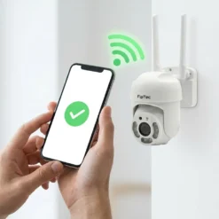 Ръце, държащи смартфон с успешно свързване към безжична WiFi камера FipTec за лесен контрол и бърза настройка. Осигурете си надеждна защита на дома и пълно спокойствие.