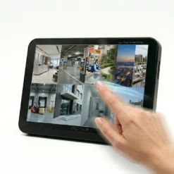 Ръка докосва 10.1-инчовия тъч екран на 8-канална WiFi NVR система FipTec X-View на бял фон. Управлението на охранителните камери е лесно и бързо, осигурявайки ви пълна защита и истинско спокойствие.