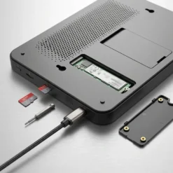 Задна част на 8-канална WiFi NVR система FipTec X-View със слотове за SSD и MicroSD карти за съхранение на записи. Лесна настройка за надеждна защита и пълно спокойствие.