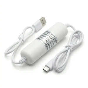 Бяла мини UPS батерия FipTec за камери за видеонаблюдение, осигуряваща непрекъсваемо захранване при прекъсване на тока. Компактно решение за постоянна защита на дома и вашето пълно спокойствие.