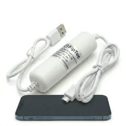 Бяла мини UPS батерия FipTec PowerCube с Micro USB кабел, показана до смартфон за мащаб. Осигурява аварийно захранване за вашите охранителни камери, гарантирайки непрекъсната защита и семейно спокойствие.