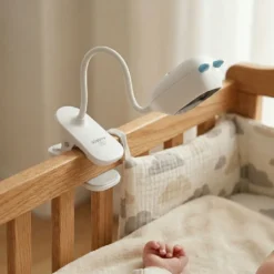 Смарт бебефон FipTec с гъвкава стойка и щипка, монтиран лесно върху дървено бебешко легло, осигуряващ безжично наблюдение и пълно спокойствие за безопасността на вашето спящо дете.