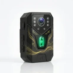 4K body камера FipTec върху бял фон с визуализация на мощна батерия за продължителна работа. Дискретна сигурност и надеждна защита за вашето пълно спокойствие и лесен контрол.