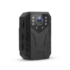 Компактна черна body камера FipTec с Wi-Fi и мощно нощно виждане върху бял фон. Идеално решение за лична защита и дискретна сигурност с лесен контрол за вашето спокойствие.