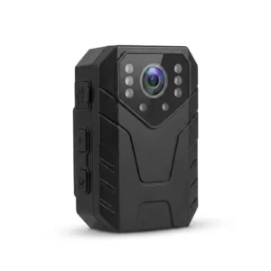 Компактна черна body камера FipTec с Wi-Fi и мощно нощно виждане върху бял фон. Идеално решение за лична защита и дискретна сигурност с лесен контрол за вашето спокойствие.