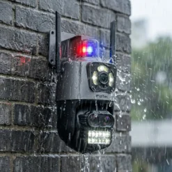 Водоустойчива външна WiFi камера FipTec LO33 Optic 8X, монтирана на тухлена стена по време на силен дъжд, показваща пълна издръжливост и надеждна защита на имота за вашето пълно спокойствие.