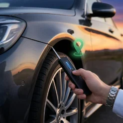 Ръка държи детектор FipTec XScan LM10, който проверява за GPS локатори около калника на автомобил. Този уред осигурява дискретна защита на вашето имущество и пълно спокойствие при пътуване.