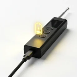 Детектор FipTec XScan LM10, свързан към USB кабел за зареждане на батерията, изобразен върху бял фон. Осигурява постоянна готовност за работа и сигурност за вашето семейство и лично пространство.